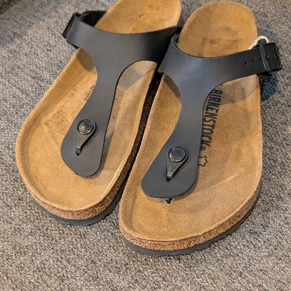 Birkenstock Gizeh Thong Sandals in Black